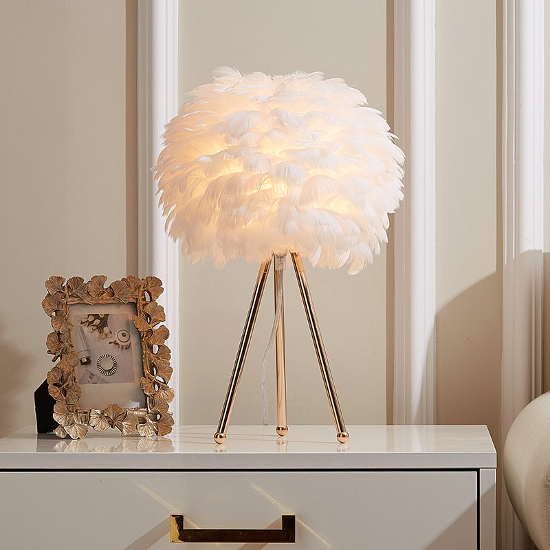 Lampada da tavolo con accento per soggiorno, lampada da comodino sferica in stile nordico con piume leggere a 1 testa
