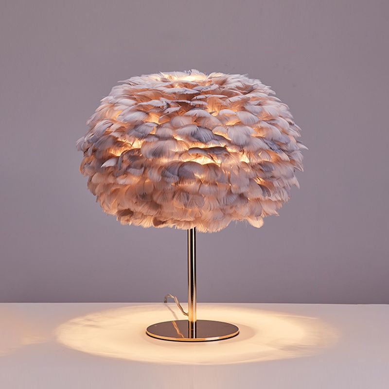 Lampada da tavolo con accento per soggiorno, lampada da comodino sferica in stile nordico con piume leggere a 1 testa