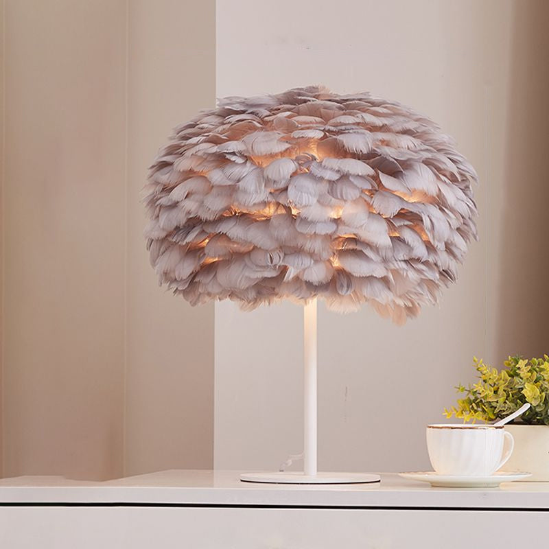 Lampada da tavolo con accento per soggiorno, lampada da comodino sferica in stile nordico con piume leggere a 1 testa