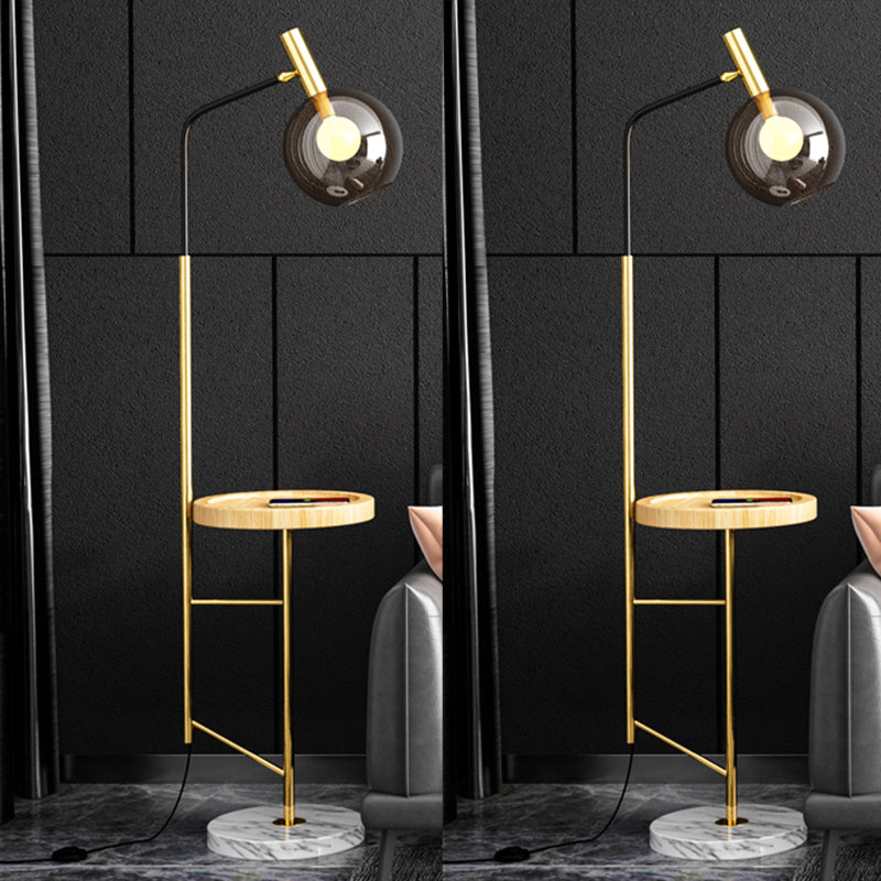 Rauchgrau-Glaskugel stehende helle Mitte des Jahrhunderts 1-Licht-Rotatable-Stehlampe mit Tisch
