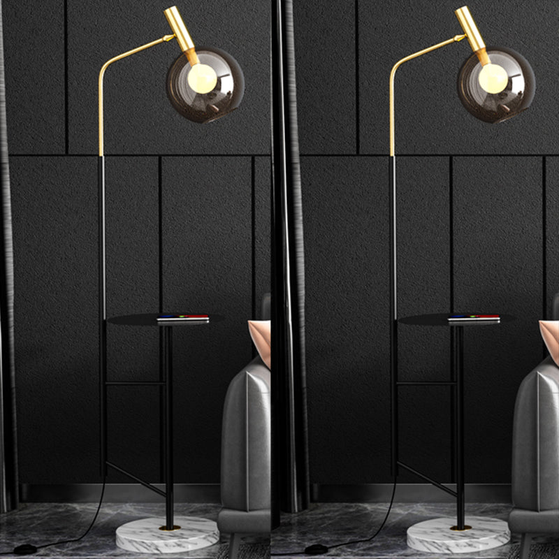 Rauchgrau-Glaskugel stehende helle Mitte des Jahrhunderts 1-Licht-Rotatable-Stehlampe mit Tisch