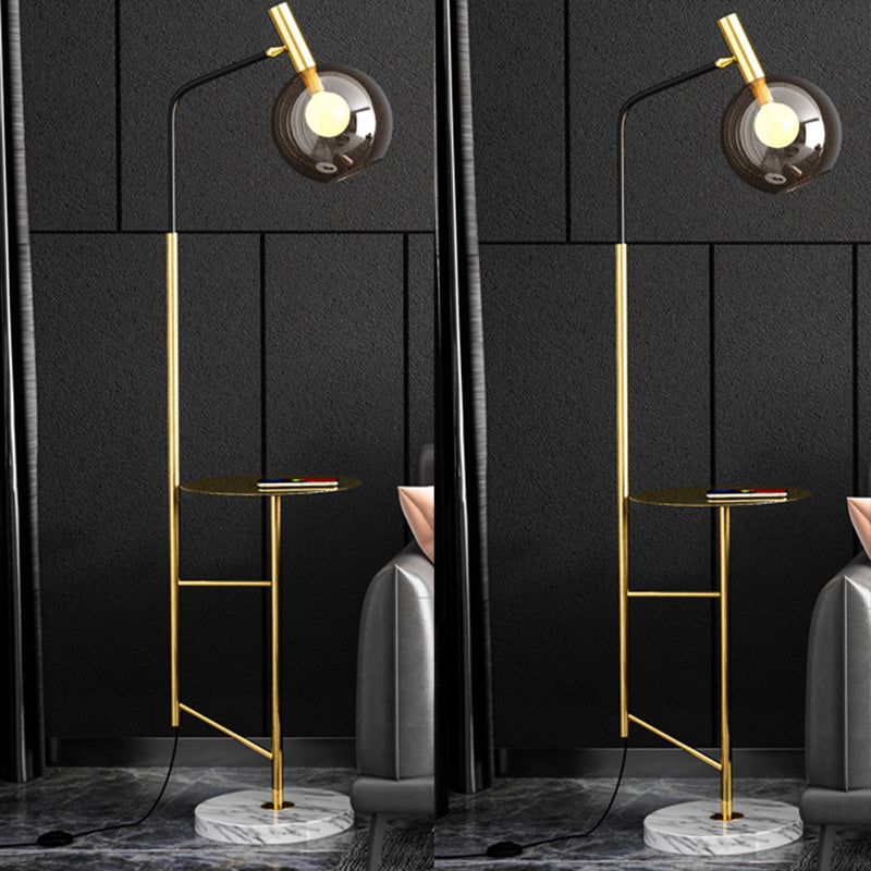 Rauchgrau-Glaskugel stehende helle Mitte des Jahrhunderts 1-Licht-Rotatable-Stehlampe mit Tisch