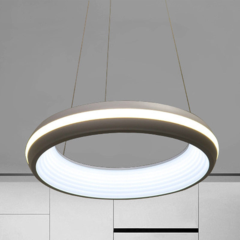 Donut Metal Metal Modernista LED White/Grey Hanging Lighture en tercera marcha, 19 "/25" de ancho