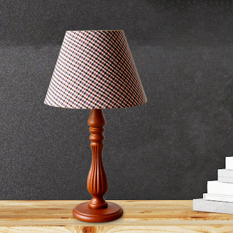 Lampe de bureau en forme de tonneau beige/beige/bleu foncé, tissu traditionnel, lampe de lecture à 1 lumière pour chambre à coucher avec base en bois