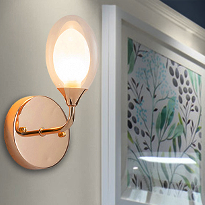Una luz de pared de bulbo con tono oval