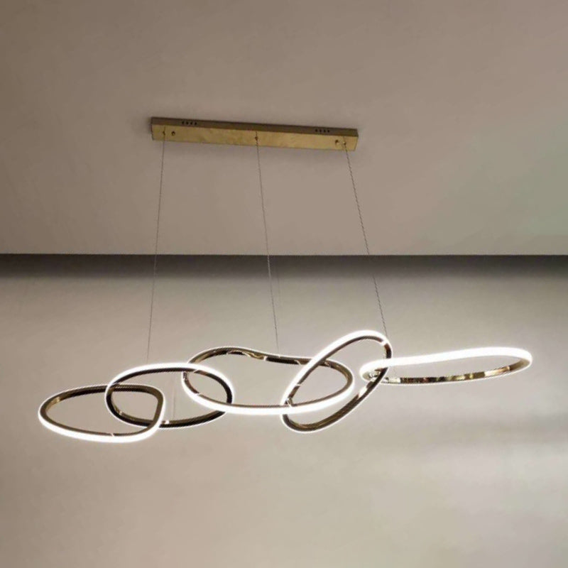Luce sospesa a LED dorata minimalista a 5 anelli in metallo per sala da pranzo