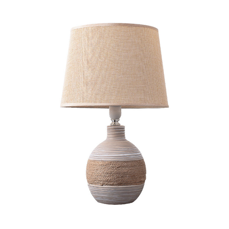 Flaxen/grijze 1-licht nachtkastje Lamp Traditionele stof Drum Desk Licht met trapezoid/ovaal/Globe keramische basis