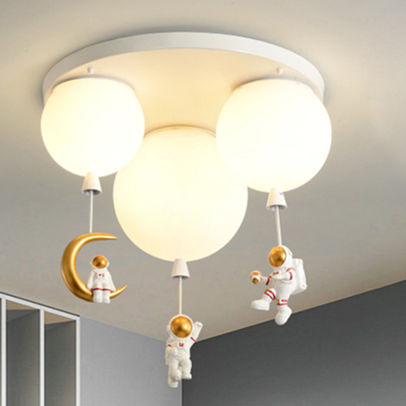 Ronde plafondlamp voor kinderkamer met hangende cartoon-astronaut, matte acryl lampenkap, inbouwlamp