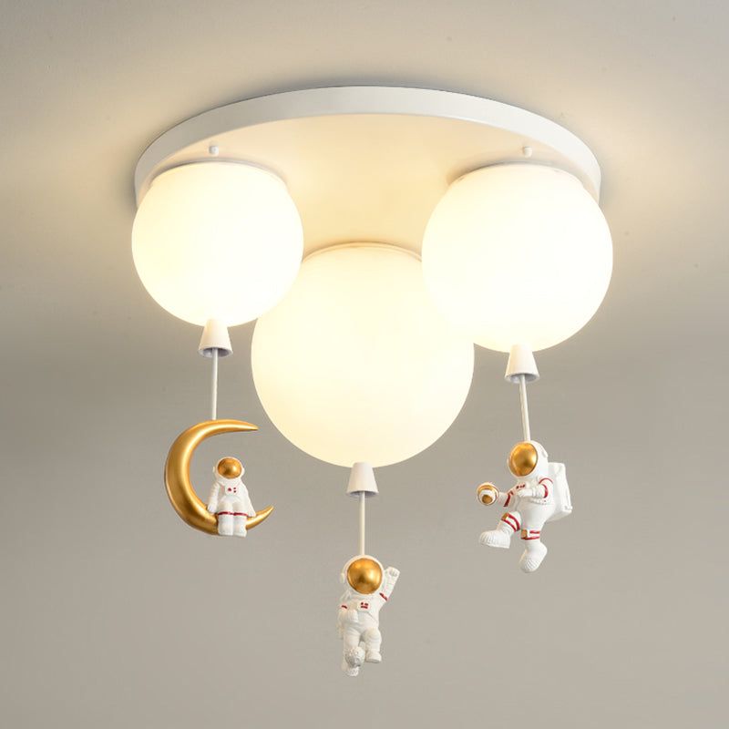 Ronde plafondlamp voor kinderkamer met hangende cartoon-astronaut, matte acryl lampenkap, inbouwlamp