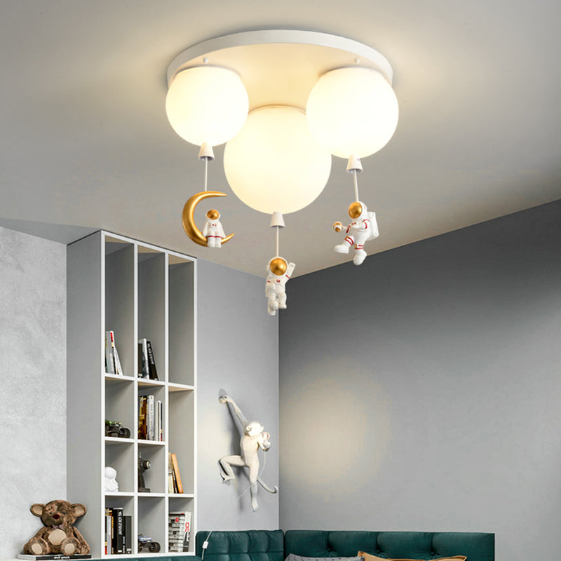 Ronde plafondlamp voor kinderkamer met hangende cartoon-astronaut, matte acryl lampenkap, inbouwlamp