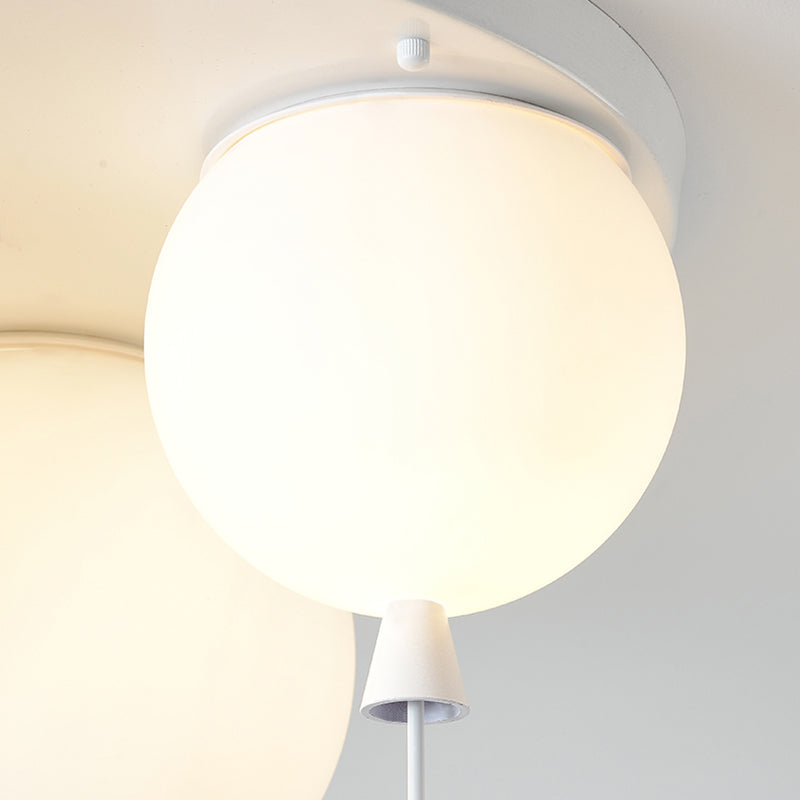Ronde plafondlamp voor kinderkamer met hangende cartoon-astronaut, matte acryl lampenkap, inbouwlamp