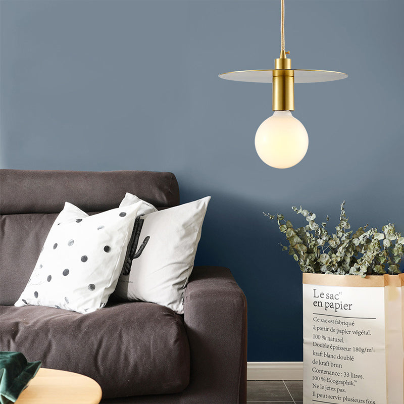 Postmoderno Globe Costeo VIDRIO BLANCO 1 Cabeza Kit de lámpara colgante de dormitorio con sombra de metal de disco dorado