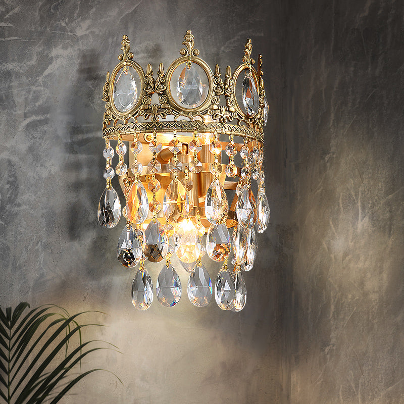 Accensione tradizionale montata a parete rotonda con prismi di cristallo trasparenti 2 lampadine lampada da parete in ottone invecchiato
