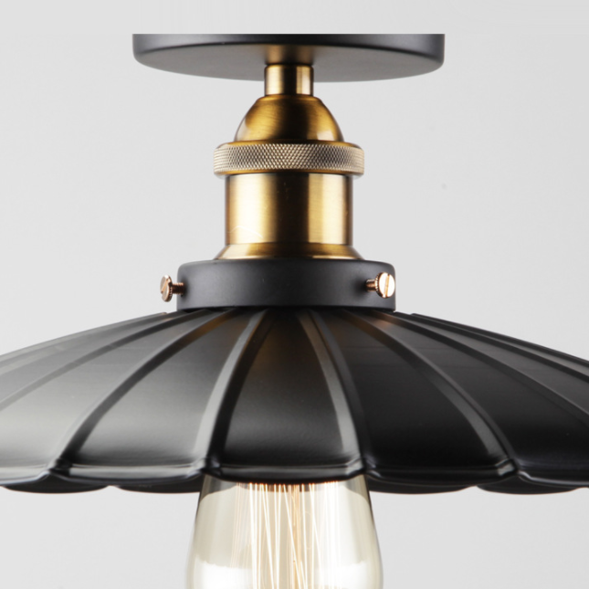 Ristorante industriale in metallo con lampada da soffitto a cono nero vicino all'illuminazione a soffitto