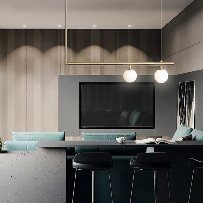 Minimalismo moderno Gold Metal Isola lineare Accensione a sospensione Globe Glass Island Affermazione Luce per soggiorno