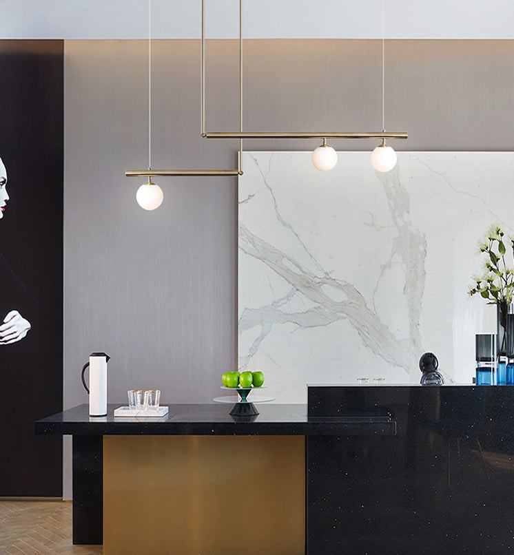 Minimalismo moderno Gold Metal Isola lineare Accensione a sospensione Globe Glass Island Affermazione Luce per soggiorno
