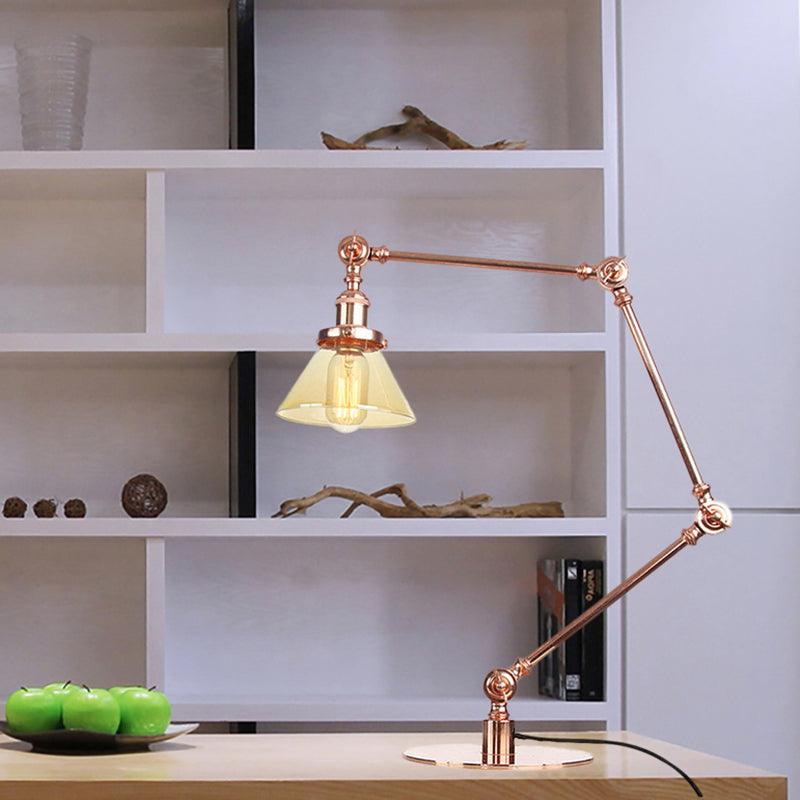 Table conique de style industriel clair Ambre / verre transparent et métal 1 lampe de table de chambre à coucher légère avec bras réglable en noir / laiton