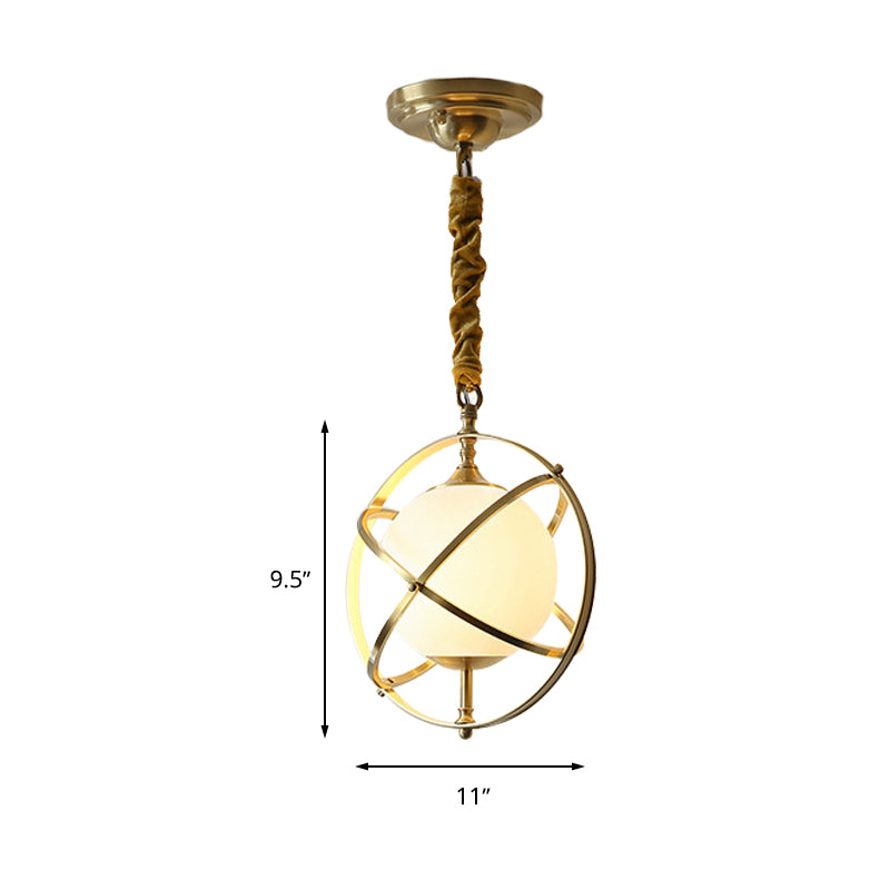 Accesorio de iluminación colgante de órbita de latón posmoderno 1 cabeza de metal colgante con sombra de vidrio blanco