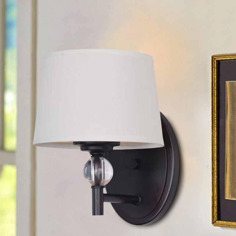 Kegelschattenmaterial Wandleuchter leichter moderner Stil 1 helle weiße Wandmontagelampe mit klarem Kristallkugel -Deco