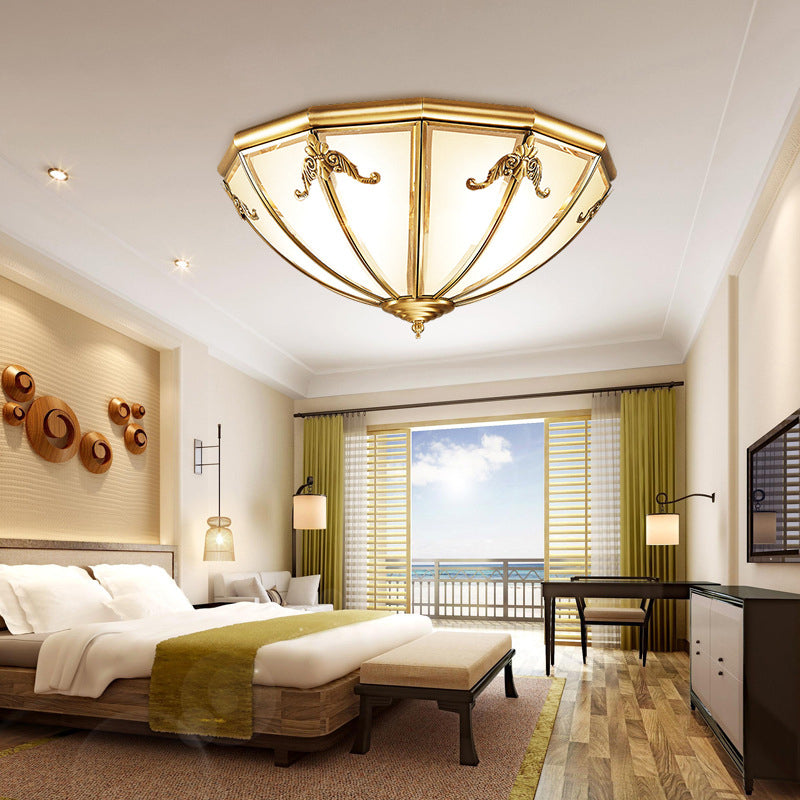 Traditionelle invertierte Nahe zur Deckenbeleuchtung Glasflushmount Beleuchtung in Brass