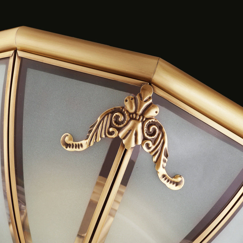 Traditionelle invertierte Nahe zur Deckenbeleuchtung Glasflushmount Beleuchtung in Brass