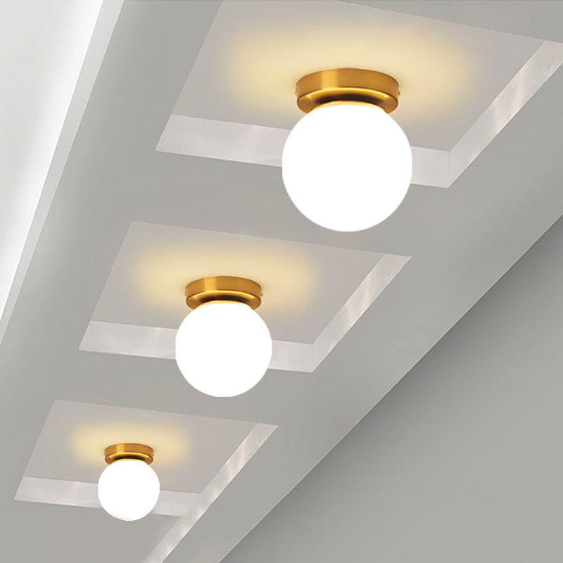 Lámpara de techo minimalista con iluminación empotrada para vestíbulo de una sola bombilla con pantalla de cristal esférica