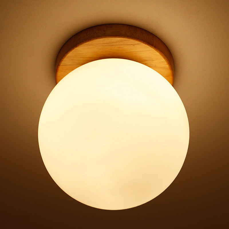Zeitgenössische Minimalismus-Mini-Deckenleuchte aus Holz mit Einzellicht, Milchglas, Kugelschirm, Unterputzlampe für Flur, Gang