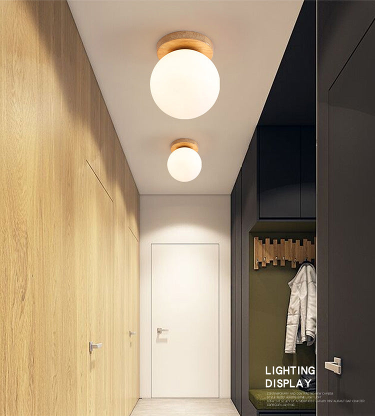 Zeitgenössische Minimalismus-Mini-Deckenleuchte aus Holz mit Einzellicht, Milchglas, Kugelschirm, Unterputzlampe für Flur, Gang