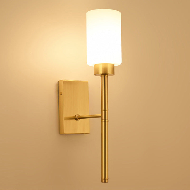 Hedendaagse SCONCE -lichten Brassarm Wandlicht voor hotelslaapkamer in witte glazen schaduw