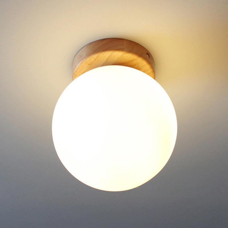 Mini plafoniera in legno massello con paralume sferico in vetro bianco latte. Lampada da semi-incasso per corridoio
