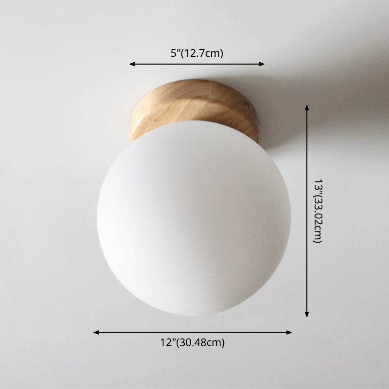 Mini plafoniera in legno massello con paralume sferico in vetro bianco latte. Lampada da semi-incasso per corridoio