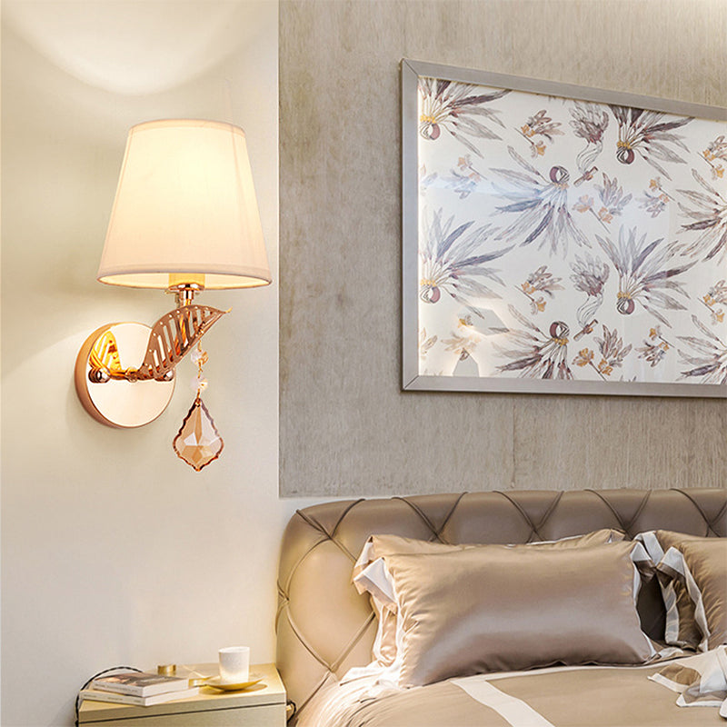 Tessuto bianco/rosso/blu sconce leggero campana affusolata a 1 luci lampada da parete tradizionale per camera da letto con caduta di cristallo