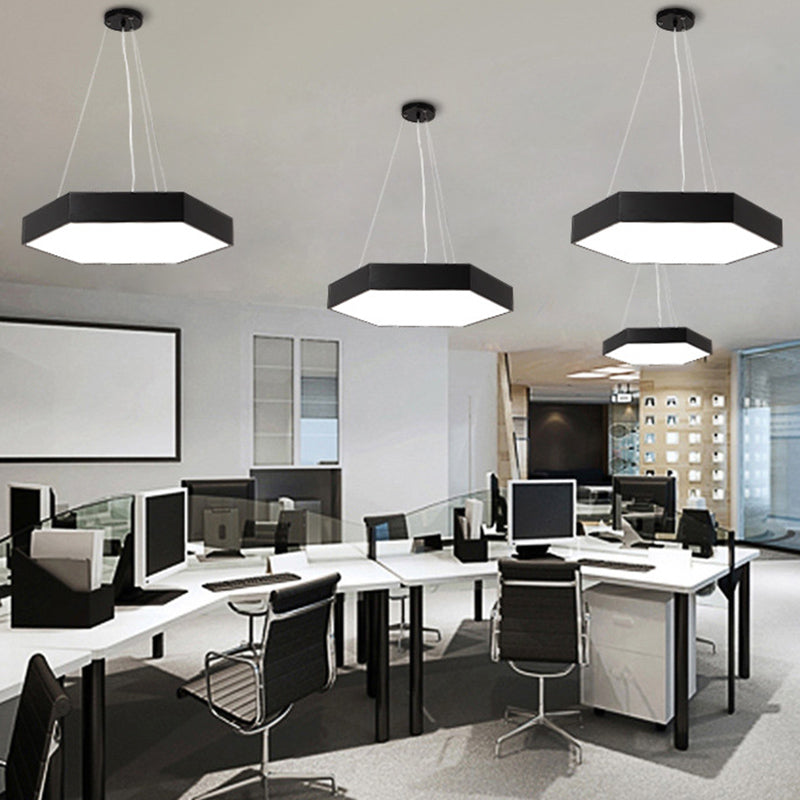 Metall sechseckiger Anhänger Deckenleuchte Einfachheit Schwarzes LED Hanges Licht mit Acryldiffusor