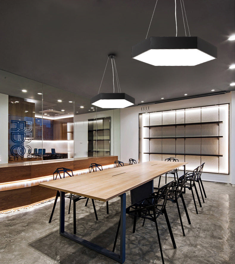 Metall sechseckiger Anhänger Deckenleuchte Einfachheit Schwarzes LED Hanges Licht mit Acryldiffusor