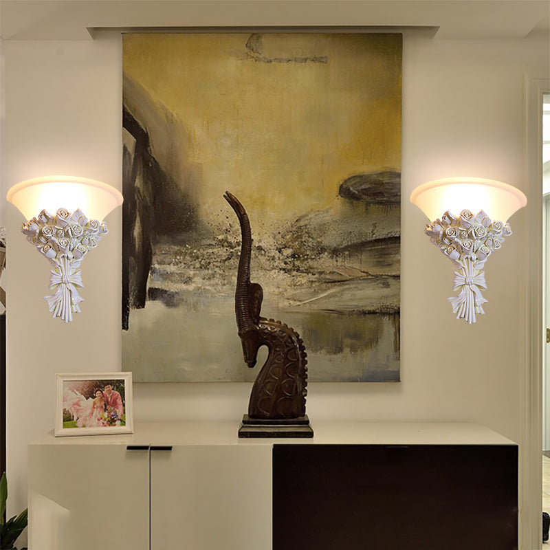 Kegelwandbeleuchtung kolonialistisch weißes Glas 1 Kopfleuchte Leuchte mit Blumenharzdekoration für Wohnzimmer