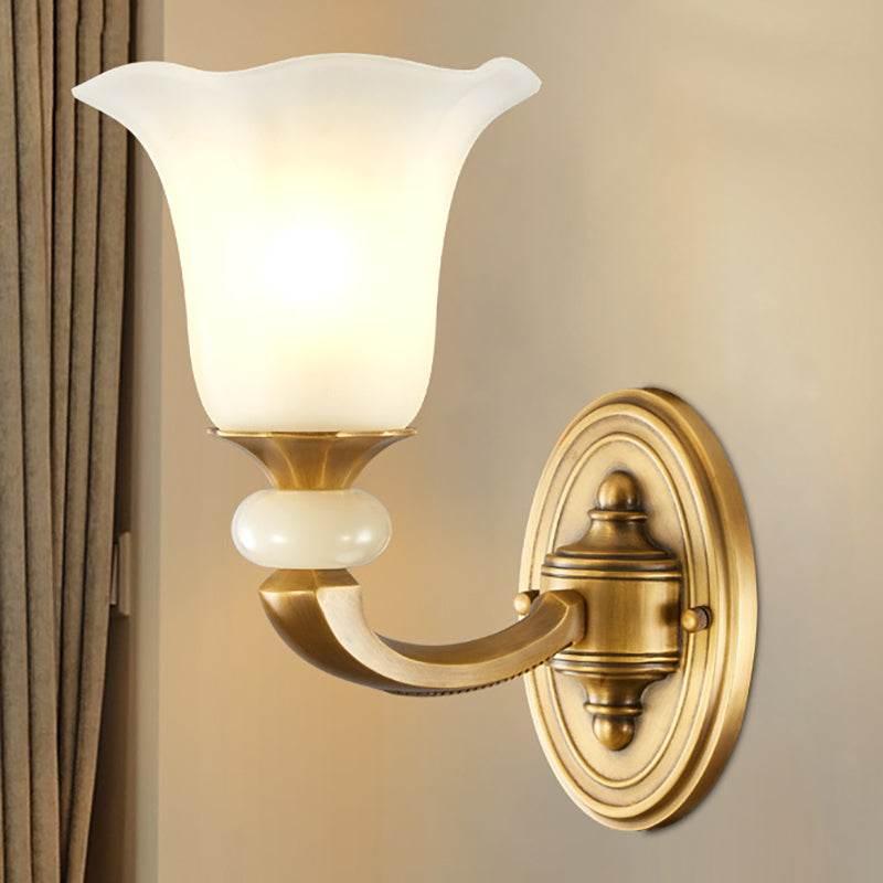 Finitura dorata Lampada da parete 1/2-bulba Classic Style Milky Glass Petal Wall Sconce Funce per corridoio