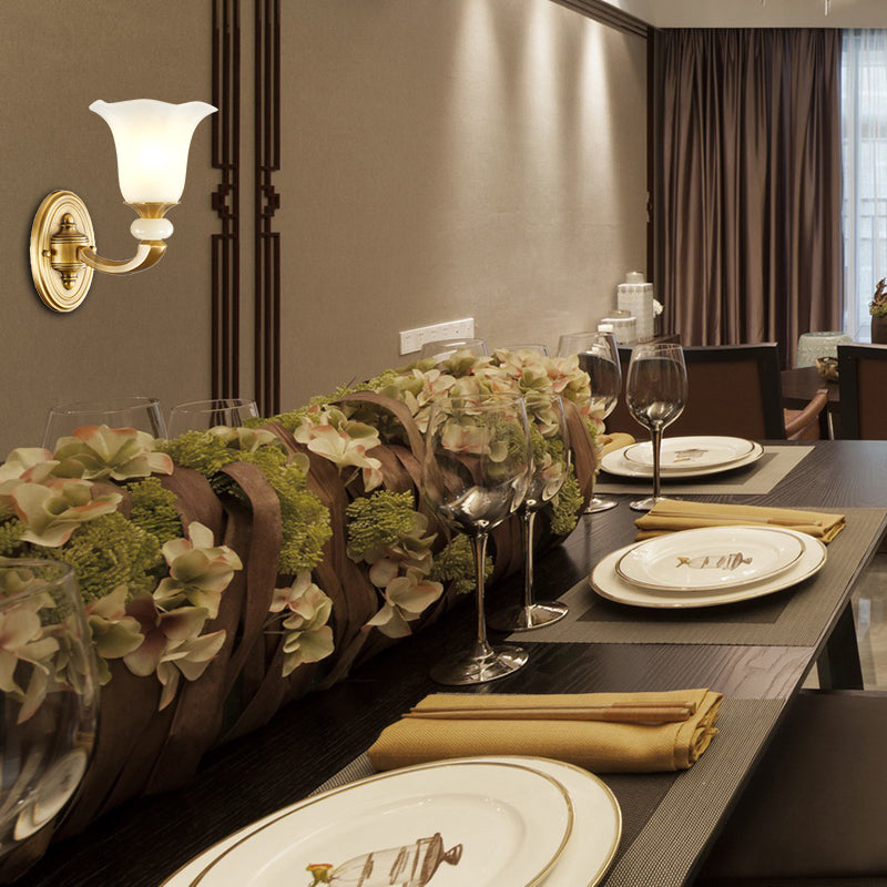 Finition en or 1/2-Bulb Lampe murale Classic Style Milky Milky Petal Mur Murce Fixture for Corridor