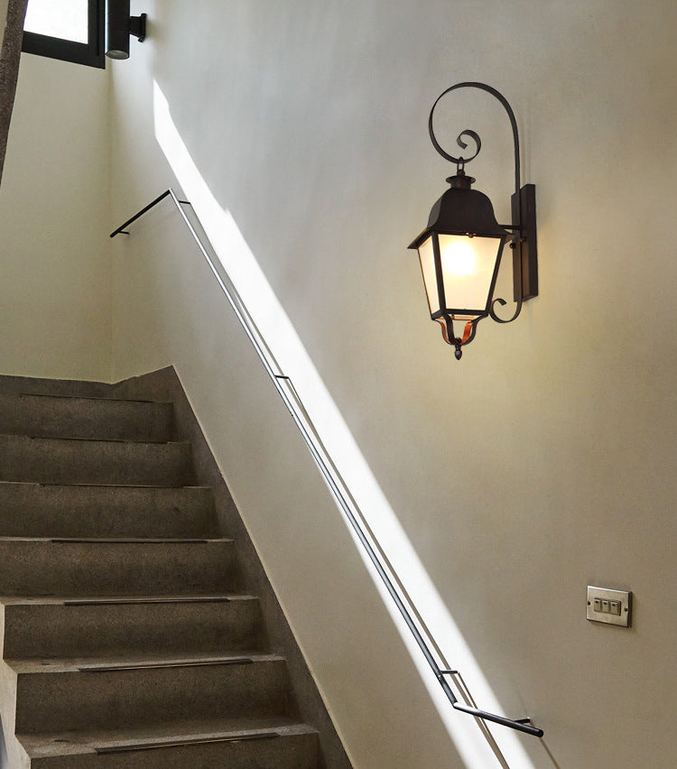 Lámpara de pared metálica de una sola luz vintage, aplique de pared impermeable para exteriores con brazo fijo para escaleras y pasillos