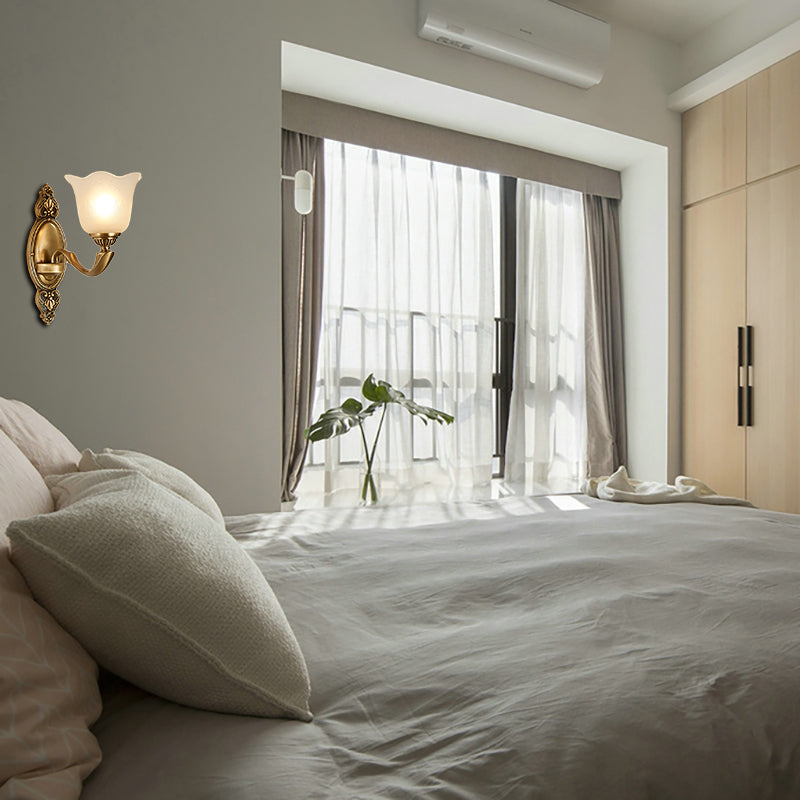 Flower Opal Glass Pared Lighting Estilo vintage Lámpara de pared de dormitorio de 1/2 luces con brazo de metal dorado