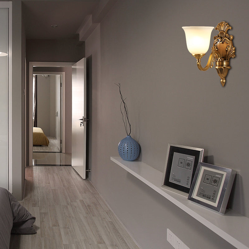 1/2-bulb Lampada a parete da parete a campana tradizionale in stile lampada con fonce di vetro latte in oro per camera da letto