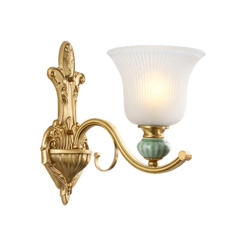 Luz de montaje de pared de campana de estilo moderno 1/2 bombas Luz de pared de vidrio esmerilado con brazo curvo dorado y deco de cerámica