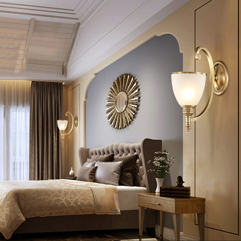 Accesorio de iluminación de pared curvada de metal estilo colonial de 1/2 light dorado apliques con tazón de tazón de vidrio ópalo