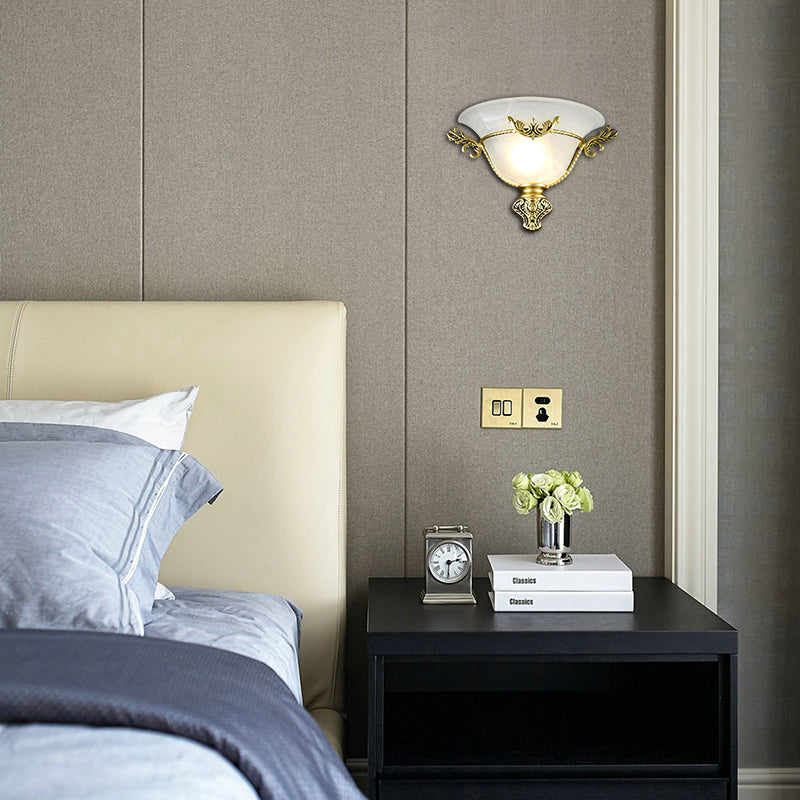 Bell Lobonce Light Colonial 1 Kopf weiße Glaswandbeleuchtung mit Silber/Messing geschnitztes Metalldekor für den Flur