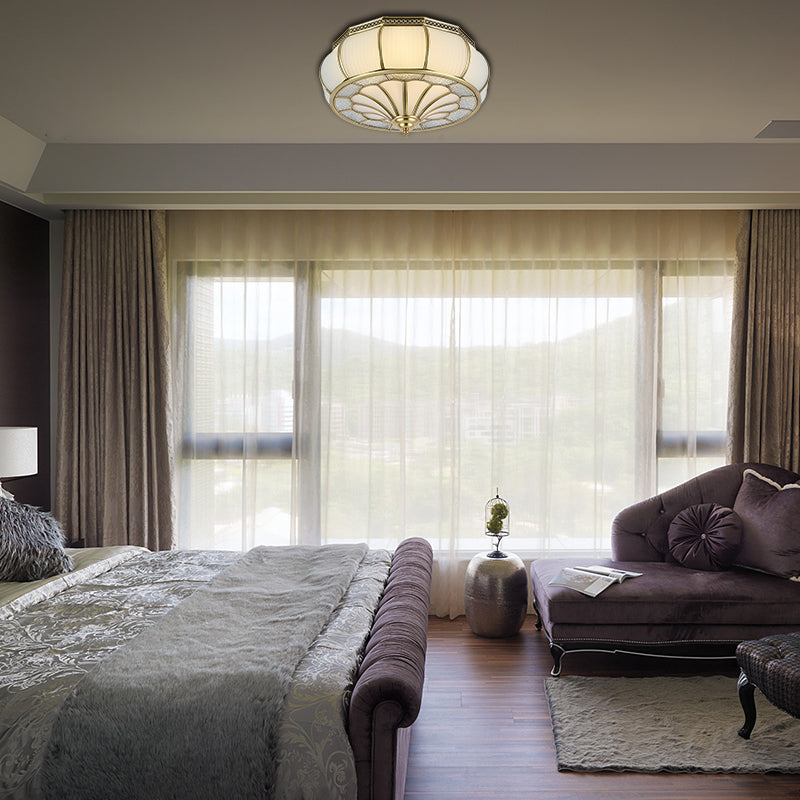 Iluminación de techo con tambor de vidrio crema Colonial, 4 cabezales, accesorio de montaje empotrado para sala de estar en latón