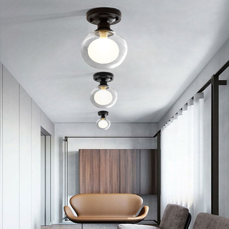 Lampada da soffitto sferica a semi-incasso in vetro. Semplice plafoniera nera a semi-incasso
