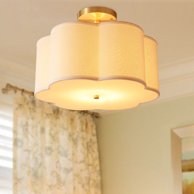 Lámpara de techo semiempotrada de tela rústica con montaje semiempotrado de flores