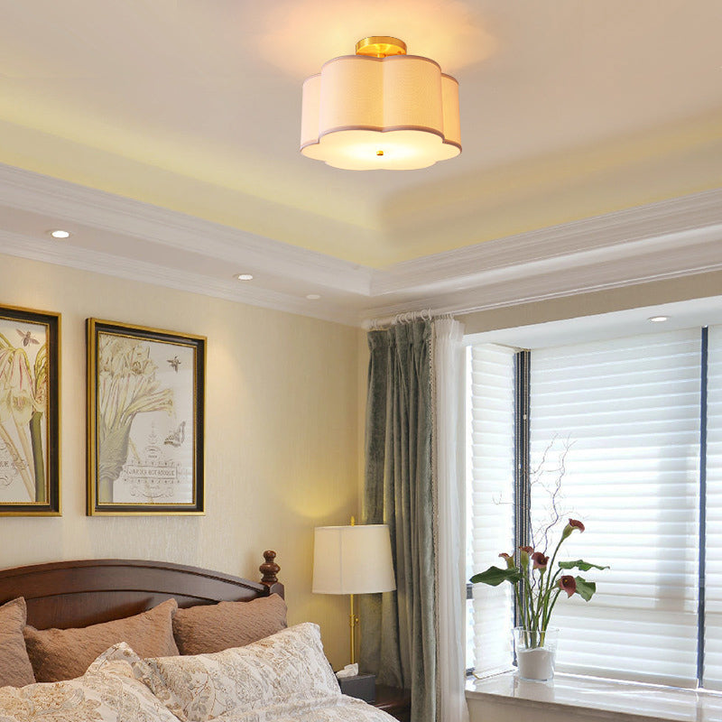 Lámpara de techo semiempotrada de tela rústica con montaje semiempotrado de flores