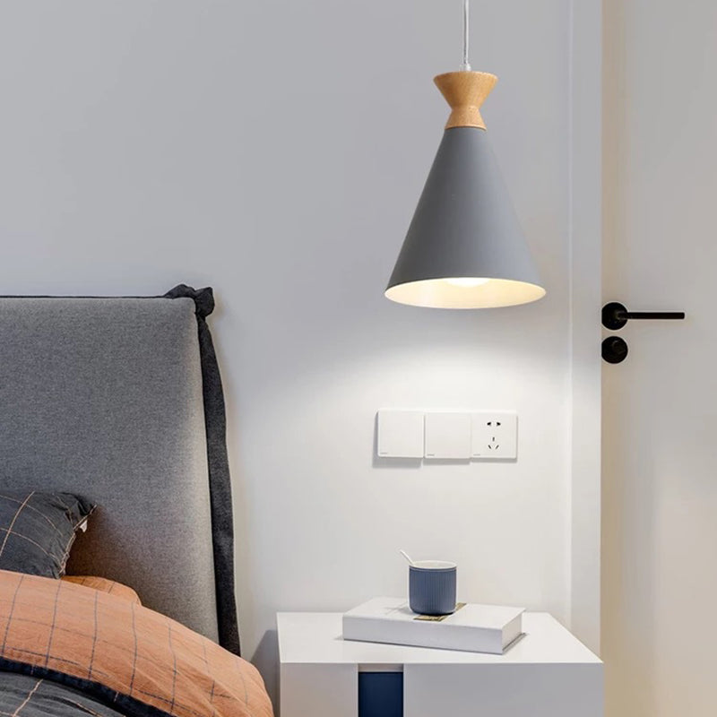 Minimalismo nórdico Luz colgante de macarrones con tono cónico de metal Bulbo individual Mini lámpara de noche