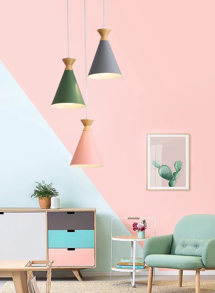 Minimalismo nórdico Luz colgante de macarrones con tono cónico de metal Bulbo individual Mini lámpara de noche