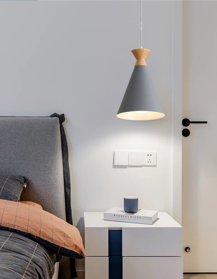 Minimalismo nórdico Luz colgante de macarrones con tono cónico de metal Bulbo individual Mini lámpara de noche